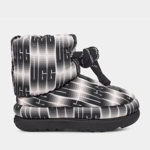 Ugg Classic Maxi Wavelength Short Black White Logo